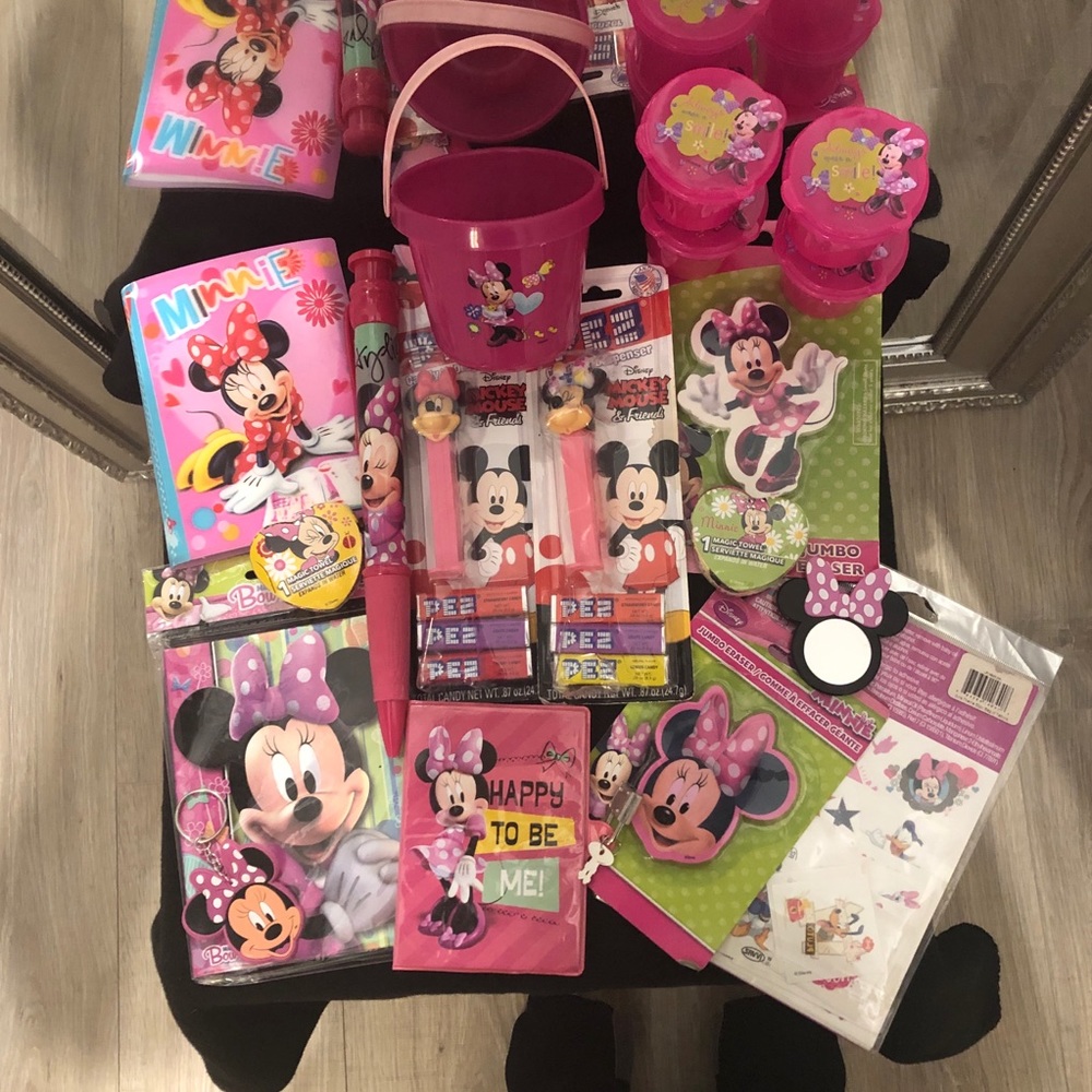 NEW IN PACKAGE 18 PIECE MINNIE MOUSE GOODIE BUNDLE